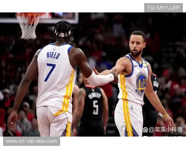 库里接球滑步突破抛进两分，勇士拿下关键回合